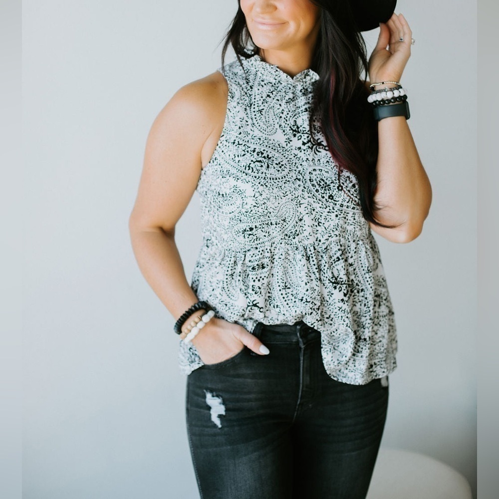 Nwt Andree by Unit Babydoll Sleeveless Blouse High Neckline Tie-Back Closure